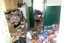 Kỳ quặc con gái mê sưu tầm rác, không hề biết mẹ chết thối 