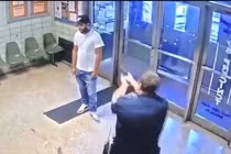 Kỳ quặc người đàn ông lao vào đồn cảnh sát yêu cầu bị bắn 
