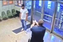 Kỳ quặc người đàn ông lao vào đồn cảnh sát yêu cầu bị bắn 
