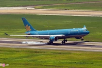 Hạ cánh ở Nội Bài, phi công bị chiếu đèn công suất lớn