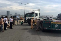 Xe đầu kéo húc trụ đèn chắn ngang đường, cầu Phú Mỹ kẹt cứng