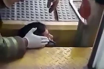 Video: Giải cứu người đàn ông bị ngã kẹt đầu giữa đường ray và sân ga