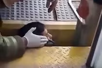 Video: Giải cứu người đàn ông bị ngã kẹt đầu giữa đường ray và sân ga