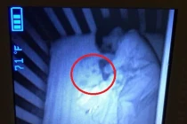 Xem camera thấy "em bé ma" trong phòng con, sự thật dở khóc dở cười