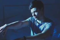 Mộng du mơ cưa cây dừa, người đàn ông cưa luôn đầu cháu 