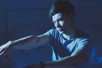 Mộng du mơ cưa cây dừa, người đàn ông cưa luôn đầu cháu 