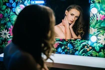 Chàng trai vô địch mẫu đồ lót nữ “nhờ” mặc đồ lót bạn gái