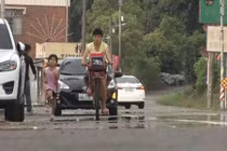 Chuyện lạ hôm nay: Bé 5 tuổi chạy theo xe mẹ mỗi ngày, cảm động...