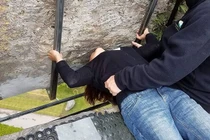 Ly kỳ chuyện hòn đá thông minh, bẩn ai cũng tìm cách hôn