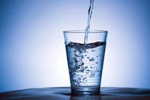 Chuyện dị có thật: Kinh dị đun băng vệ sinh để uống 