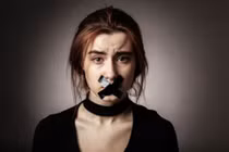 Cô gái câm suốt 12 năm và sự thật không ai ngờ