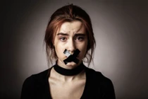 Cô gái câm suốt 12 năm và sự thật không ai ngờ