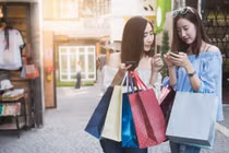 Video: Lý do khiến chị em không bao giờ “hết nghèo”