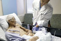 Chuyện lạ hôm nay: Bác sĩ khâu tay bệnh nhân vào bụng, lý do bất ngờ...