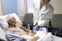 Chuyện lạ hôm nay: Bác sĩ khâu tay bệnh nhân vào bụng, lý do bất ngờ...