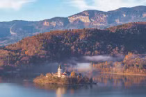 Choáng ngợp với bình minh ma thuật trên hồ Bled