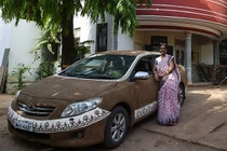 Chống nắng cho xe hơi, đại gia Ấn Độ... phủ phân bò