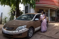 Chống nắng cho xe hơi, đại gia Ấn Độ... phủ phân bò