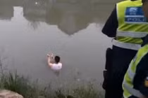 Ly kỳ người đàn ông nhảy sông tự tử... viết giấy nhờ người cứu 