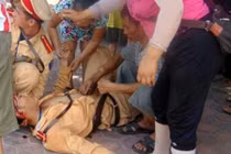 Đâm gục CSGT vì bị dừng xe do không đội mũ bảo hiểm