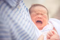 Bị bỏ trong thùng rác, cậu bé thành người siêu giàu sau 30 năm