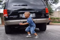 TP HCM: Cha lùi xe, vô tình cán chết con trai