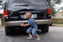 TP HCM: Cha lùi xe, vô tình cán chết con trai