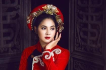 Người đẹp “nude để thiền” ăn cơm Tết một mình, nhớ quê bật khóc