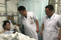 Chuyện lạ hôm nay: Làm việc khó tin, chàng trai suýt mất cả bàn tay