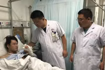 Chuyện lạ hôm nay: Làm việc khó tin, chàng trai suýt mất cả bàn tay