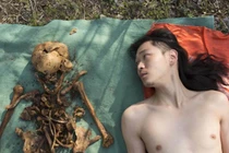 Con trai đào mộ cha làm điều không ai tưởng tượng nổi