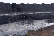 Cận cảnh hình hài núi chất thải khổng lồ ở Hải Phòng