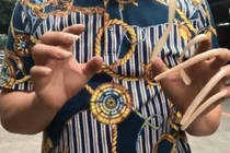 Chuyện lạ hôm nay: 9 năm không cắt móng tay, bố khiến con hãi hùng...