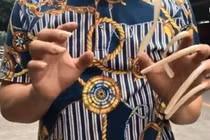 Chuyện lạ hôm nay: 9 năm không cắt móng tay, bố khiến con hãi hùng...