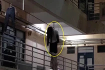 Nữ sinh "thắt cổ" trong KTX và sự thật cười ra nước mắt