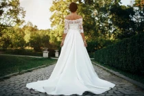 Cô gái ngày nào cũng mặc váy cưới vì lý do ai cũng "choáng"