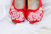 Nhìn đôi hài đỏ dưới giường, khách sợ khóc thét và sự thật không ngờ