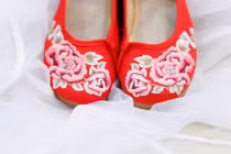 Nhìn đôi hài đỏ dưới giường, khách sợ khóc thét và sự thật không ngờ