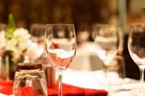 Người phụ nữ quyết tâm biến đám cưới của hàng xóm thành đám ma