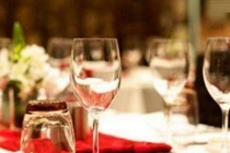 Người phụ nữ quyết tâm biến đám cưới của hàng xóm thành đám ma