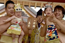 Lạ đời cha mẹ còn phải trả tiền để võ sĩ làm con khóc