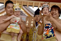 Lạ đời cha mẹ còn phải trả tiền để võ sĩ làm con khóc