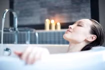 Các nguyên tắc người thích tắm đêm cần biết để không gây hại 