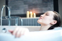 Các nguyên tắc người thích tắm đêm cần biết để không gây hại 