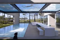 Video: Bên trong lâu đài của thế kỷ 21 có hai hồ bơi 