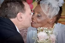 U100...đính hôn với bạn trai U70 sau 3 năm hẹn hò