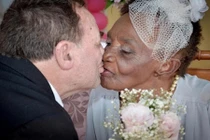 U100...đính hôn với bạn trai U70 sau 3 năm hẹn hò