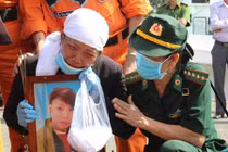 Khóc ngất phút đưa thi thể thuyền viên tàu Hải Thành 26 về đất liền 