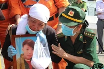Khóc ngất phút đưa thi thể thuyền viên tàu Hải Thành 26 về đất liền 