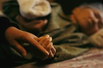 Trước lúc chết mẹ chồng gọi con dâu vào nói một câu… rồi nhắm mắt